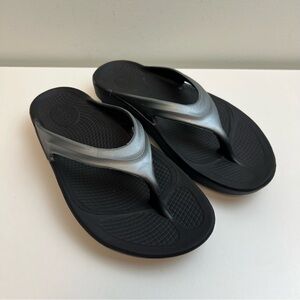 Oofos Slip On Flip Flop Sandals Silver Metallic Strap Womens Size 7 Comfort Shoe